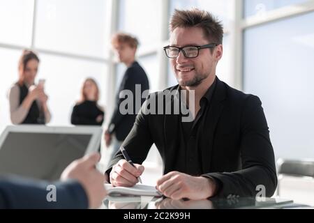 Nahaufnahme Geschäftsmann Unterzeichnung Vertrag einen Deal, klassische BU Stockfoto