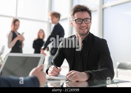 Nahaufnahme Geschäftsmann Unterzeichnung Vertrag einen Deal, klassische BU Stockfoto