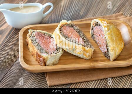Scheiben von Beef Wellington auf einer Platte Stockfoto