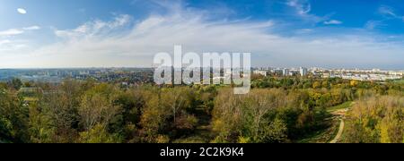 Den Panoramablick über mehrstöckige Häuser und Naturpark Wohngebiete von ​​Berlin von Hill auf den Bezirk Marzahn-Hellersdorf. Stockfoto