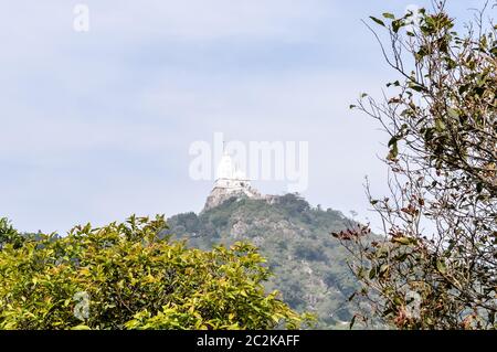 Shikharji Tempel, dem heiligsten Jain Teerths, auf Parasnath Hill peak in Parasnath Bereich. Der weißen Pagode Stil Tempel auf dem Berg Stockfoto