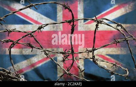 Stacheldraht vor einem alten schmutzigen Gewerkschaftsanschluß britische Flagge mit dunklen zerknitterte Kanten brexit Bewegungsfreiheit isolati Stockfoto