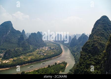 Blick auf die malerischen Guilin Berge an einem klaren Tag, Yangshuo, China Stockfoto