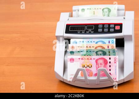 Chinese Yuan in einem zählmaschine Stockfoto