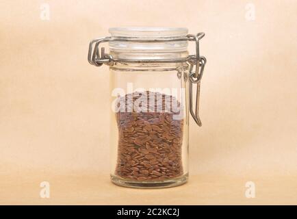 In Glas auf braunem Hintergrund Leinsamen Stockfoto