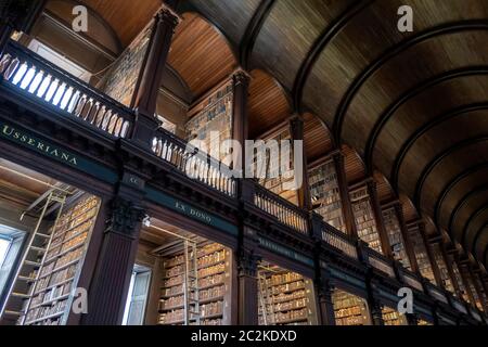 Der lange Raum in der Bibliothek des Trinity College in Dublin, Irland, Europa Stockfoto