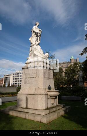 Titanic-Gedenkskulptur vor dem Belfast City Hall in Belfast, Nordirland, Großbritannien, Europa Stockfoto