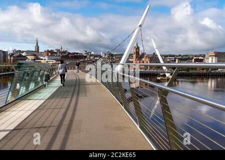 Die Friedensbrücke über den Fluss Foyle in Derry, Nordirland, Großbritannien, Europa Stockfoto