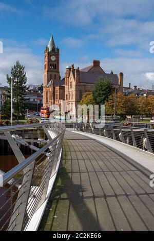 Das Guildhall in Derry, Nordirland, ist das neugotische Rathaus, in dem sich die gewählten Mitglieder des Derry City und des Strabane District Council treffen Stockfoto