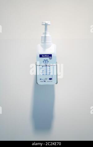 Handdesinfektionsmittel-Gelflasche an der Wand eines öffentlichen Raums Stockfoto