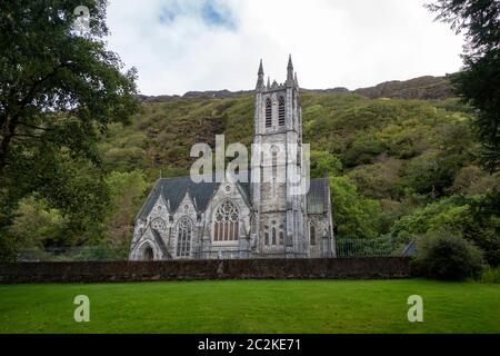 Neugotische Kirche in der Nähe der Kylemore Abbey Benediktinerkloster in Connemara, County Galway, Irland Stockfoto