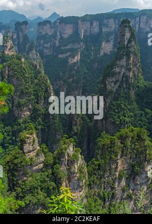 Vertikale karst Säule Felsformationen wie von der bezaubernden Terrasse Sicht gesehen, Avatar Berge Natur Park, Niagara-on-the-Lake, China Stockfoto