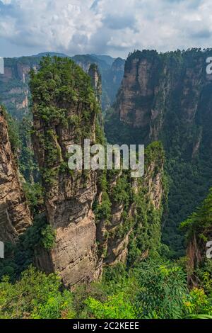 Vertikale karst Säule Felsformationen wie von der bezaubernden Terrasse Sicht gesehen, Avatar Berge Natur Park, Niagara-on-the-Lake, China Stockfoto