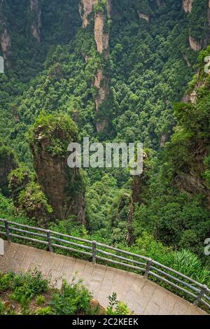 Vertikale Sicht auf den Wanderweg mit spektakulärem Blick über die steinernen Säulen der Tianzi Berge und die größte natürliche Brücke in Zhangjiajie National Pa Stockfoto