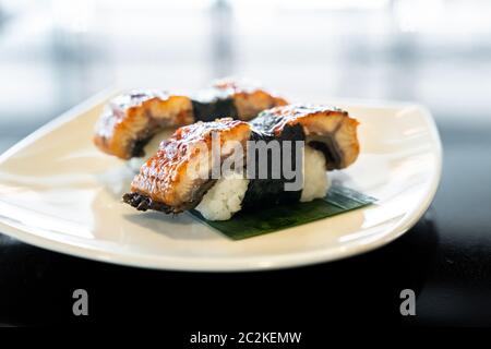 Unagi Aal Sushi, japanische Küche, traditionelle Küche, auf weiße Platte Stockfoto