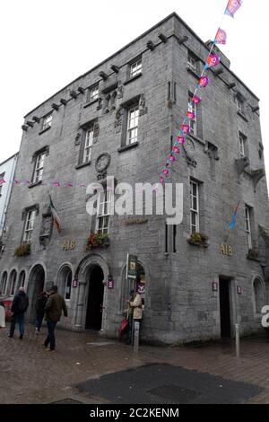 Lynch's Castle befestigtes mittelalterliches Haus, das sich zwischen der Shop Street und der Abbeygate Street in Galway, Irland, befindet, beherbergt heute die AIB Bank Stockfoto