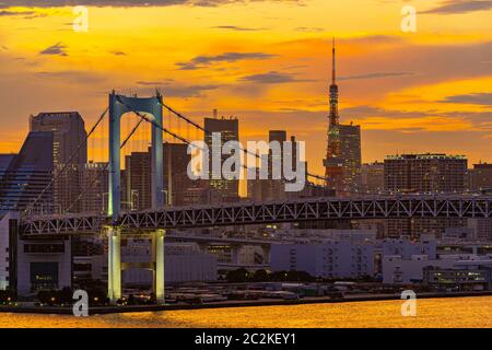 Luftaufnahme von Tokio skylines mit Rainbow Bridge und Tokyo Tower über die Tokyo Bay Sonnenuntergang Dämmerung von Odaiba in Tokyo City Kanto Japan. Stockfoto