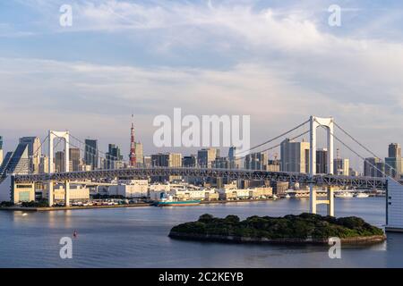 Luftaufnahme von Tokio skylines mit Rainbow Bridge und Tokyo Tower über die Tokyo Bay tagsüber vom Bahnhof Odaiba in Tokyo City Kanto Japan. Stockfoto