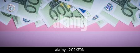 Euro cash auf einem Lila, Lila und Rosa Hintergrund. Euro Banknoten Geld. Euro Geld. Euro Rechnung. Für text Stockfoto