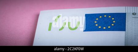 Euro cash auf einem Lila, Lila und Rosa Hintergrund. Euro Banknoten Geld. Euro Geld. Euro Rechnung. Für text Stockfoto
