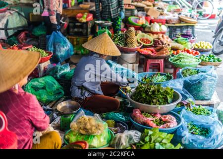 Frauen, die Lebensmittel auf der Straße von Hoi an in der Provinz Quang Nam, Vietnam verkaufen Stockfoto