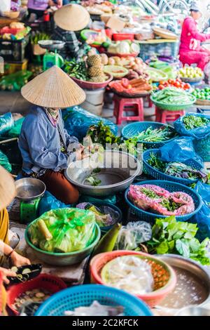 Frauen, die Lebensmittel auf der Straße von Hoi an in der Provinz Quang Nam, Vietnam verkaufen Stockfoto