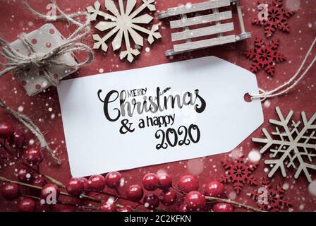 Ein Etikett mit englischen Kalligraphie frohe Weihnachten und einen guten Rutsch ins Jahr 2020. Red christmas Deocration wie Schlitten, Gegenwart und Snowlfakes Stockfoto
