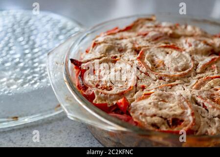 Gebackene Tomaten mit Gemüse. Frisch gebackenes hausgemachtes Gemüse. Nahaufnahme der Gemüseschale mit gebackenen Tomaten. Hausgemachte Gemüsespeise in Stockfoto