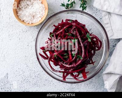 Rohe rote Beete nudeln Salat. Gemüse Nudeln - spaghetti Zuckerrüben auf grauem Zement Hintergrund. Kopieren Sie Platz für Text. Ideen und Rezept für Sauber Essen, roh Stockfoto