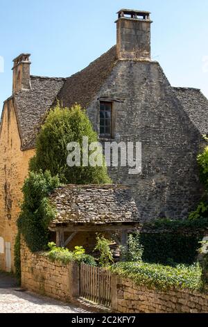 Saint Genies ist ein schönes; Dorf zwischen Montignac und Sarlat. In der Mitte des Dorfes ist ein schönes Ensemble aus der Kirche von Notre Stockfoto