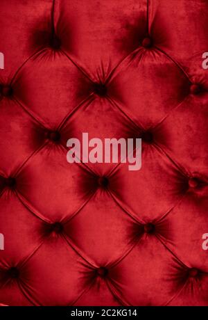 Rote Luxus Velours gesteppte Sofa Polsterung mit Knöpfen, elegante Wohnkultur Textur und Hintergrund Stockfoto
