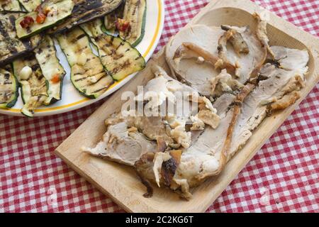 Spanferkel oder Porchetta di Montefalco mit gebratenem Gemüse Stockfoto