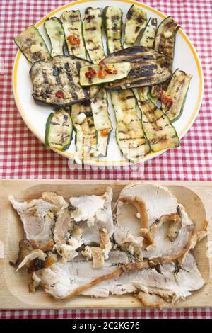 Spanferkel oder Porchetta di Montefalco mit gebratenem Gemüse Stockfoto