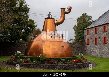 Der größte Topf, der noch immer außerhalb des Old Midleton Distillery Complex in Midleton, County Cork, Republik Irland gebaut wurde Stockfoto