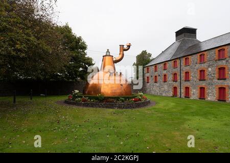 Der größte Topf, der noch immer außerhalb des Old Midleton Distillery Complex in Midleton, County Cork, Republik Irland gebaut wurde Stockfoto