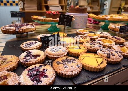 Frisches Gebäck zum Verkauf an einem Stand auf dem englischen Markt in Cork, Republik Irland, Europa Stockfoto