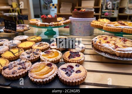 Frisches Gebäck zum Verkauf an einem Stand auf dem englischen Markt in Cork, Republik Irland, Europa Stockfoto