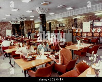 CA. 1980. Kantine der sowjetischen Fabrik. Mitarbeiter haben Abendessen oder Mittagessen. Stockfoto