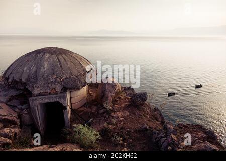 Alte militärische Bunker am Ohrid-see in Lin Village, Albanien. Persönliche Bearbeitung. Stockfoto