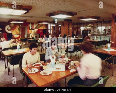 CA. 1980. Kantine der sowjetischen Fabrik. Mitarbeiter haben Abendessen oder Mittagessen. Stockfoto