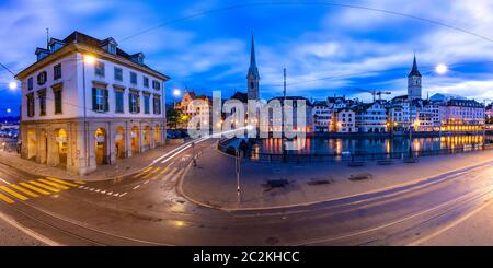 Berühmte Fraumünster und Kirche St. Peter an der Limmat Morgenblau in der Altstadt von Zürich, der grössten Stadt der Schweiz Stockfoto