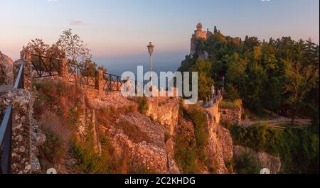 Panorama De La Fratta oder Cesta, zweiter Turm auf dem Berg Titano, in der Stadt von San Marino Republik San Marino während gold Stunde bei Sonnenuntergang Stockfoto