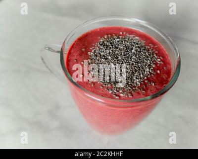 Gesunde rote Berry Smoothie mit Chia Samen in Glas. Stockfoto