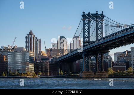 Manhattan Bridge bei Tageslicht Blick von Lower East Side Waterfront Stockfoto