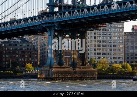 Manhattan Bridge bei Tageslicht Blick von Lower East Side Waterfront Stockfoto