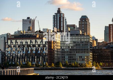 Moderne Architektur und Wohngebäude im Dumbo-Viertel Brooklyn Stockfoto