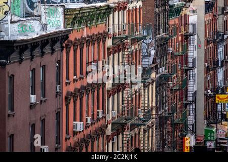 Außendetails von Ziegelgebäuden in Chinatown Lower Manhattan Stockfoto