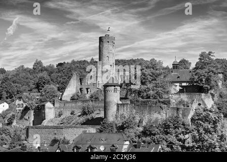 Blick auf die Burgruine Eppstein in Schwarz und Weiß Hessen Deutschland Stockfoto