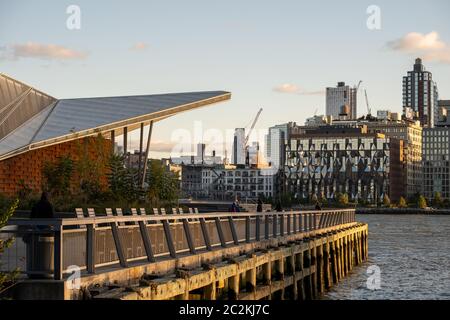 Moderne Architektur und Wohngebäude im Dumbo-Viertel Brooklyn Stockfoto