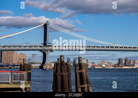 Brooklyn Bridge bei Tageslicht Blick von Lower East Side Waterfront Stockfoto